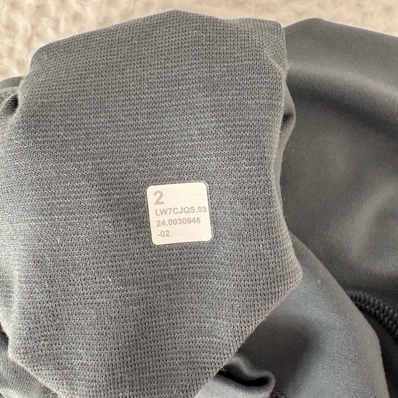 NWOT lululemon sz 2 grey align short 4” - Picture 4 of 6
